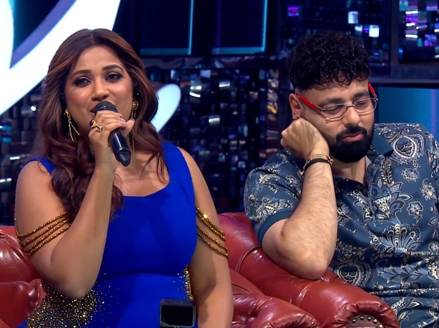 ShreyaMusicSoul's tweet photo. Sg singing #jaaduhainasha ❤️and the way @Its_Badshah enjoying..🤗 https://t.co/Pv3o9dNsrk