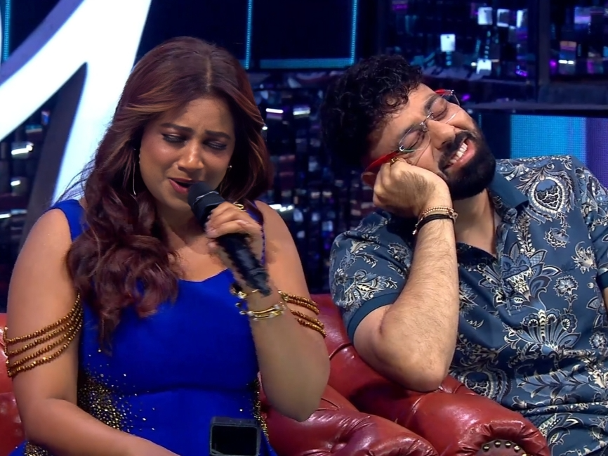 ShreyaMusicSoul's tweet photo. Sg singing #jaaduhainasha ❤️and the way @Its_Badshah enjoying..🤗 https://t.co/Pv3o9dNsrk