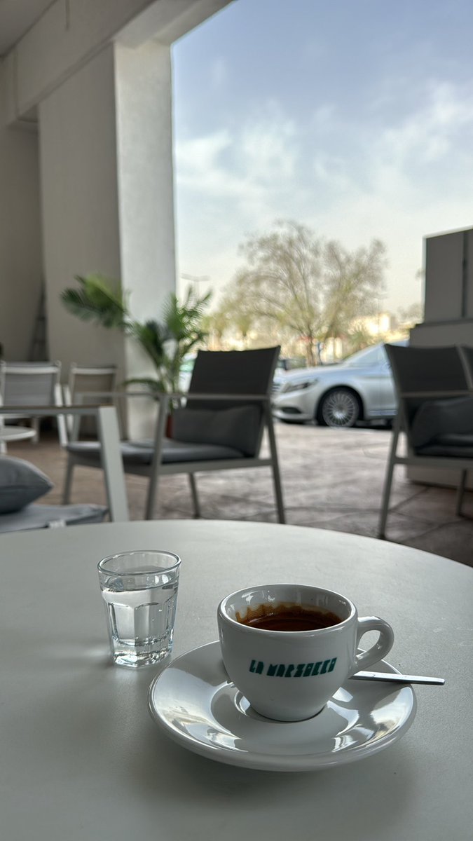 حياة مكلفة ، تخليك تضطر تسوي حساب وهمي عشان تعبر عن شعورك الحقيقي.
