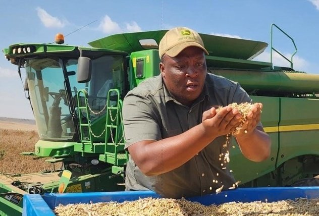Meet Nkosana Mntambo, [32] with a 700 hectare commercial cattle and crop farm in Vrede. He has more than 220 Bonsmara cows &amp; more than 400 Sheep. His high-quality cattle is sold to abbatoirs across Free State &amp; Gauteng. 
He also plants over 400 hectares of maize &amp; soy beans

👌🏽💫