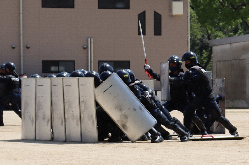 「軍警ザクの色ってめっちゃ機動隊なんで、でっかいジュラルミンの盾が合うと思う。軽キ」|品場諸友のイラスト