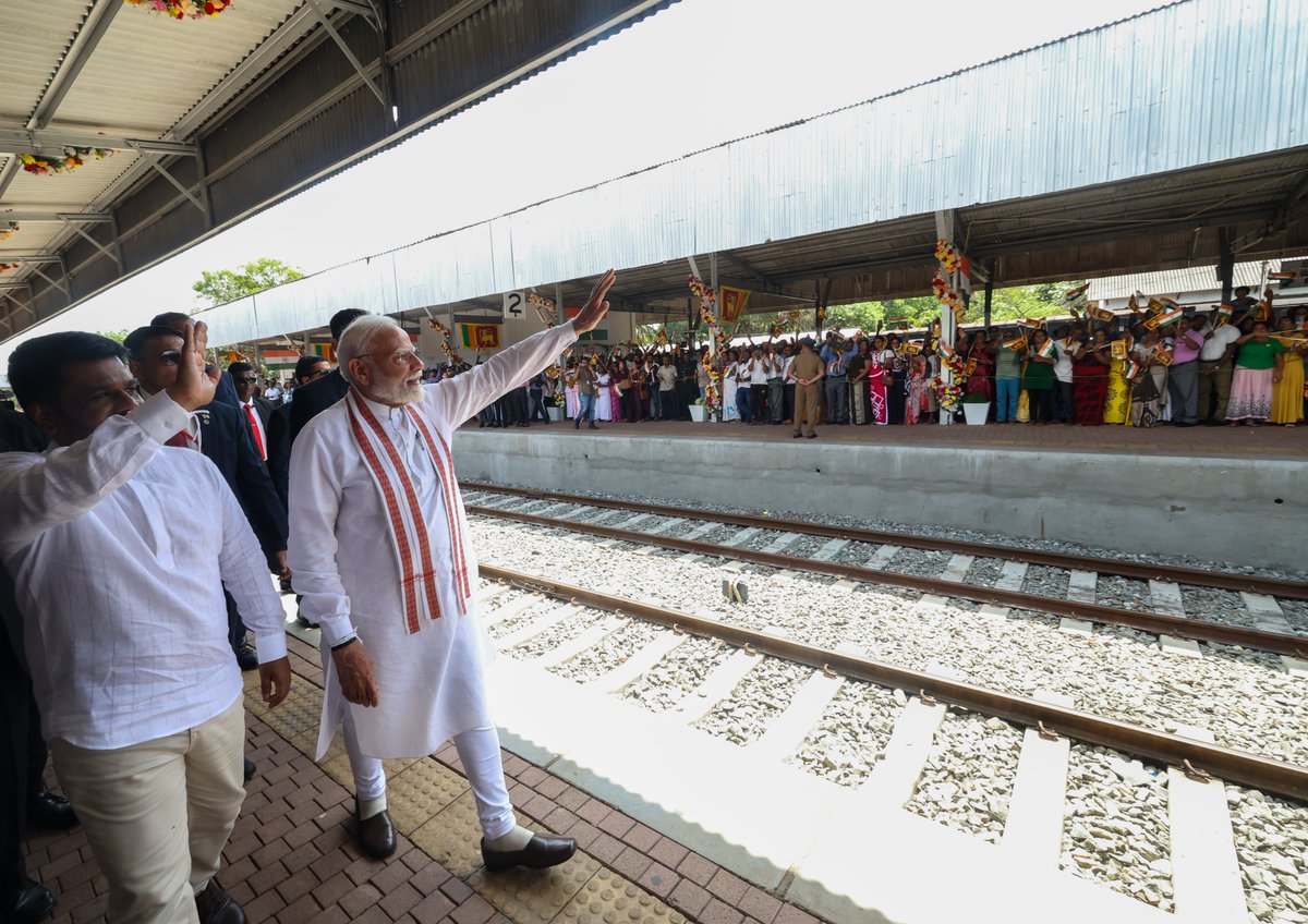 සම්බන්ධකතාවය වැඩි දියුණු කරමින්, මිත්‍රත්වය ඉහළ නංවමින්! 

අනුරාධපුරයේ දී අනුර කුමාර දිසානායක ජනාධිපතිතුමා සහ මම දැනට පවතින මහව-ඕමන්තේ දුම්රිය මාර්ගයේ නවීකරණය කළ මාර්ගය විවෘත කළෙමු. මහව-අනුරාධපුරය කොටස සඳහා වැඩි දියුණු කරන ලද සංඥා සහ විදුලි සංදේශ පද්ධතියක් ස්ථාපිත කිරීම සඳහා වන