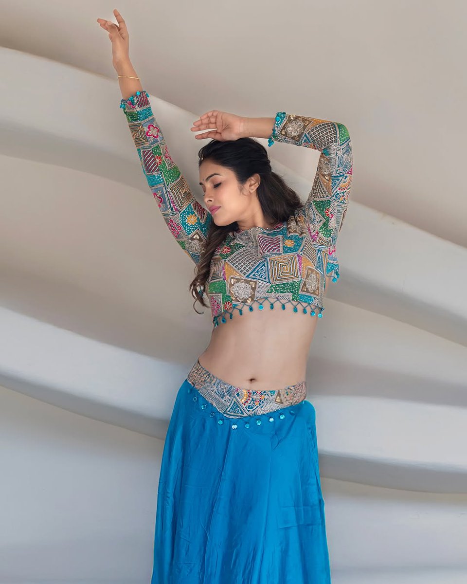 Laaavvvzzz's tweet photo. #divivadthya #divivadthaya #actordivi cute lehenga nadumu tall actress https://t.co/zFv7nhK2AT
