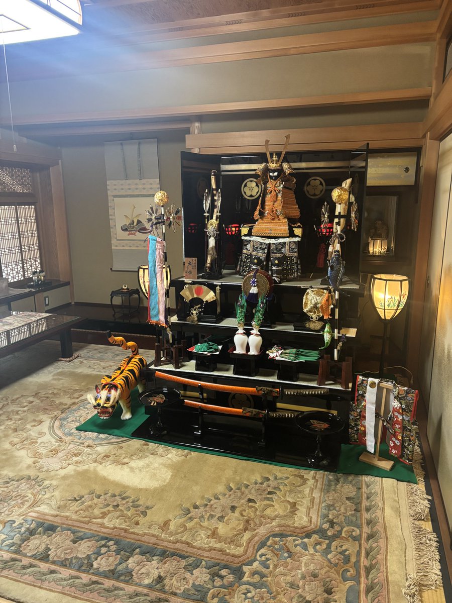 msfwyasuo's tweet photo. 昨日は朝から兜飾りを出しました。
孫が帰ってくるGWが待ち遠しい。
叔母にいただいたチューリップも綺麗。
もちろん工場の桜もこんな感じだよ。 https://t.co/KcBUSDy8o7