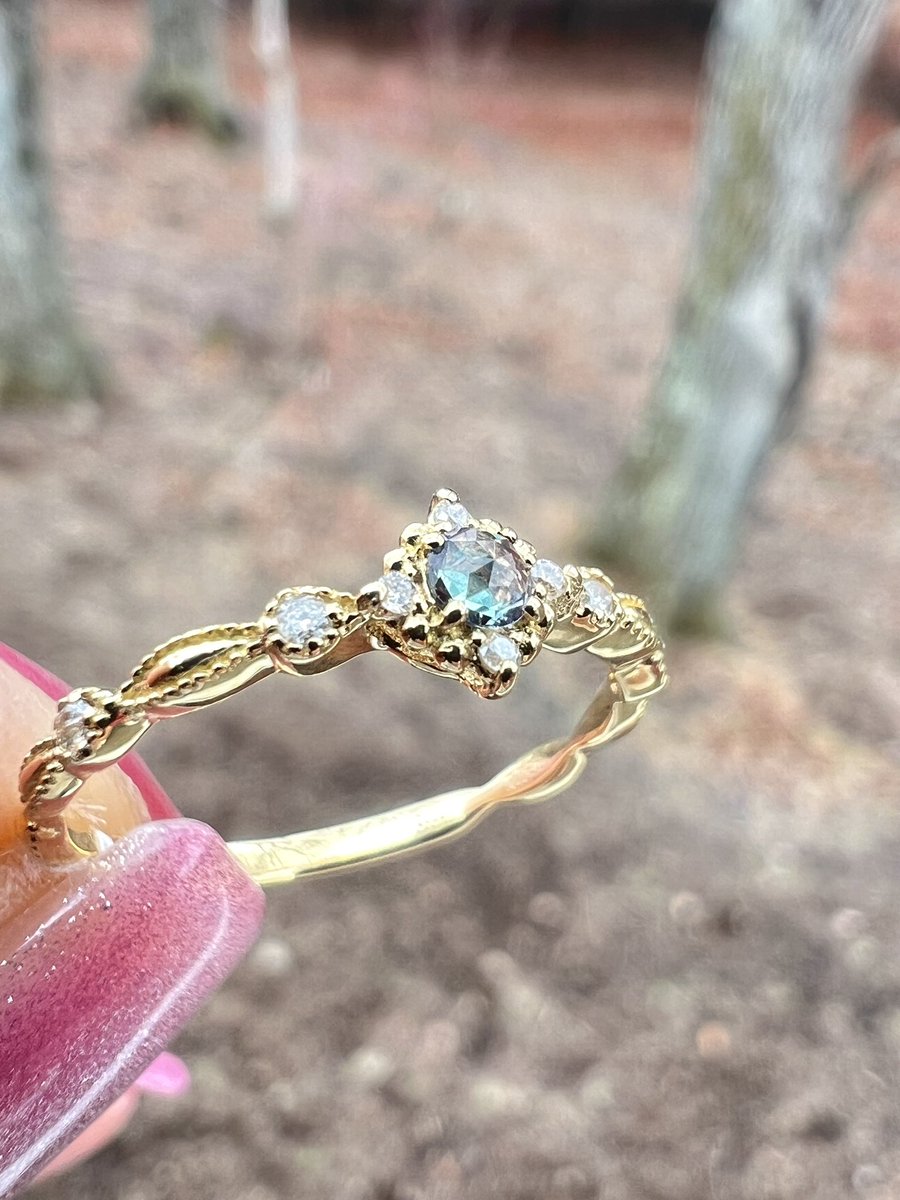 ishiya_kirari2's tweet photo. 新作ジュエリー✨

K18アレキサンドライト
ローズカットリング💍

X限定4月12日まで！
（銀行振込限定価格）
送料込み
🔥53,000-🔥

0.065ctUP  D 0.02ct
新品 未使用品
サイズ 約 11号
限定3本ランダム発送

アレキを人気のデザインで作りました。
うるうると輝く優雅で上品なローズカットです。

※ご購入希望の方はDM下さいね。
※DM出来ない方はリプ下さいませ。
※サイズ直し別途料金で承ります。

#石屋きらり 
#アレキサンドライト