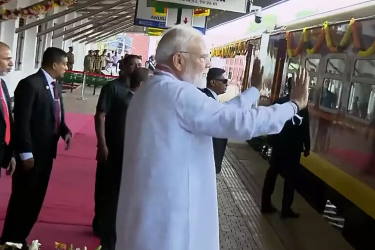 NewsCapitalGJ's tweet image. PM મોદીએ અનુરાધાપુરા રેલ્વે પ્રોજેક્ટનું ઉદ્ઘાટન કર્યું, રાષ્ટ્રપતિ દિસાનાયકે સાથે ટ્રેનને લીલી ઝંડી આપી

વધુ માહિતી માટે વાંચો ⬇:
newscapital.com/sri-lanka-pm-m…

#PMModiInauguration #AnuradhapuraRailProject #TrainFlagOff