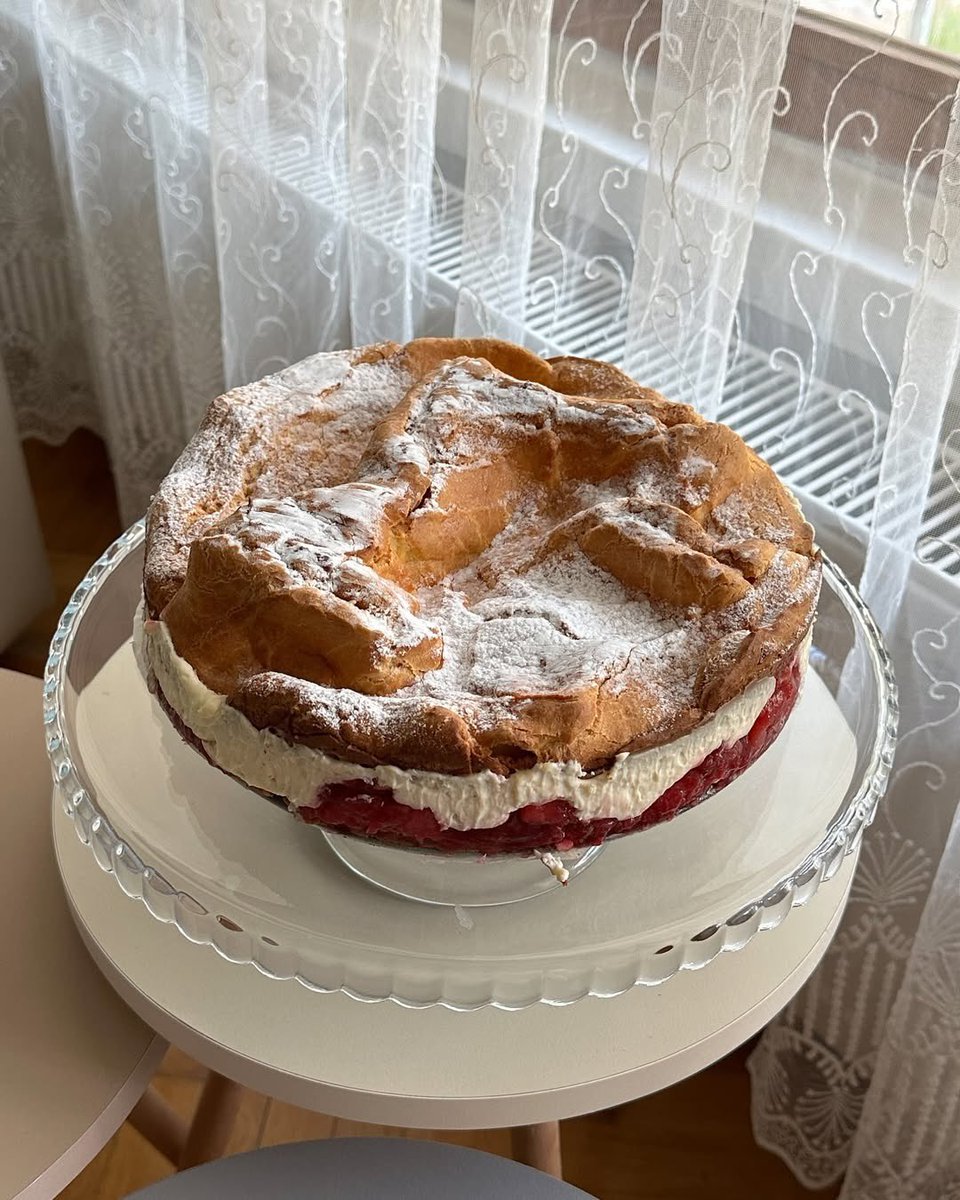 Первый раз готовил “Карпатку” со сливами и маскарпоне — и влюбился! Заварное тесто получилось идеально с первого раза, а волны на поверхности напоминают горы. Вкус — просто космос!