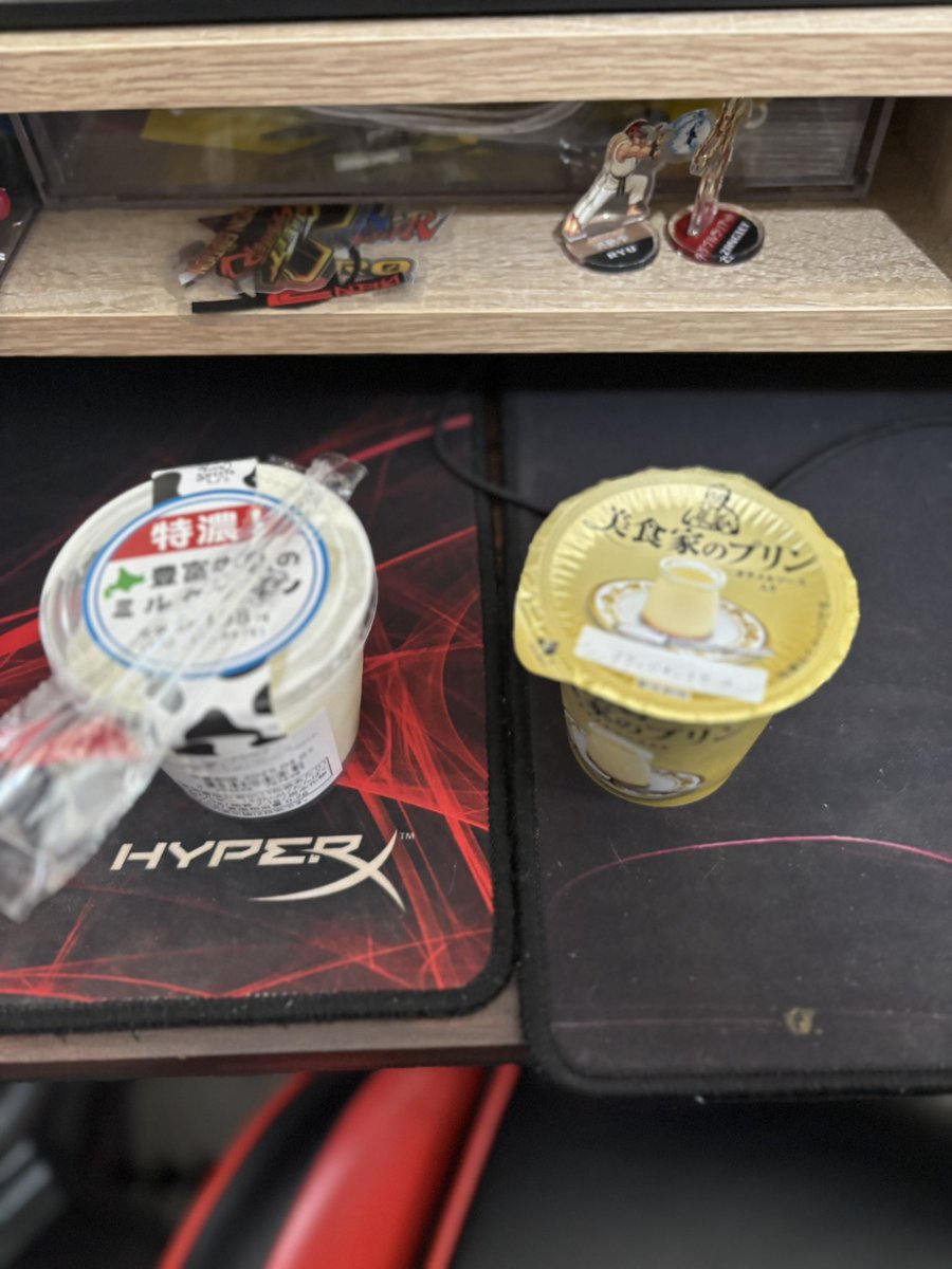 #迅雷スイーツ
セコマの特濃ミルクプリンと美食家のプリン！