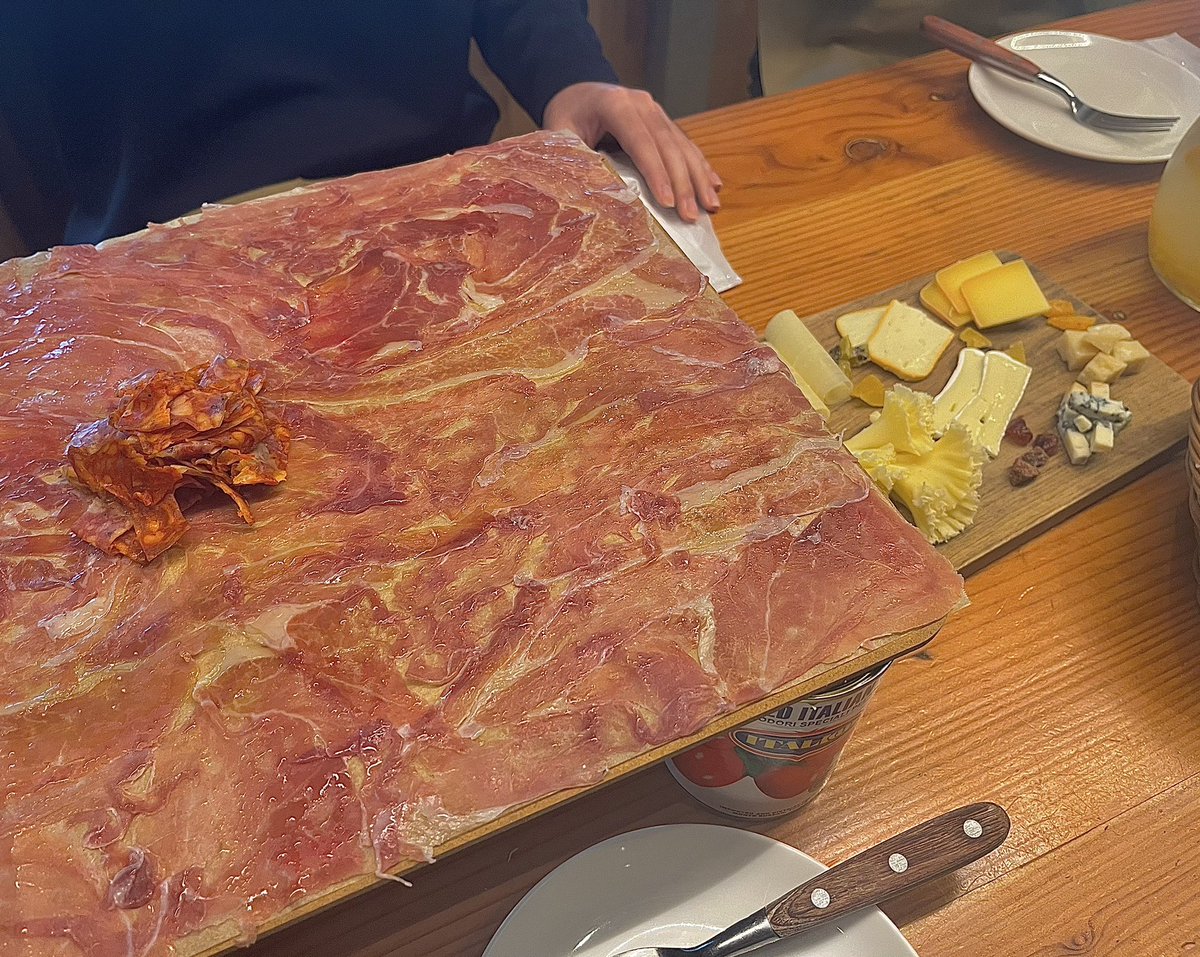 Tiffany_note's tweet photo. 昨日は同期と久々に昼呑み！
からの上野の桜フェスへ🌸

食べすぎた……🐙🍷🧀🍝 https://t.co/idm1eNy3sk