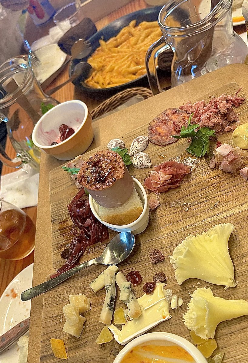 Tiffany_note's tweet photo. 昨日は同期と久々に昼呑み！
からの上野の桜フェスへ🌸

食べすぎた……🐙🍷🧀🍝 https://t.co/idm1eNy3sk