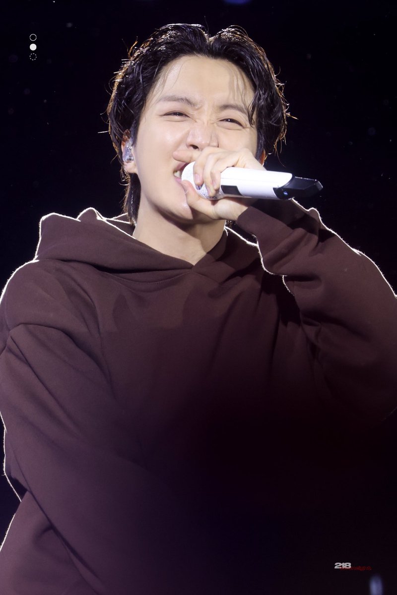 218_jhope's tweet photo. 스타디움 가수 제이홉🥹❤️ #HOPE_ON_THE_STAGE_TOUR #jhope https://t.co/V0WyCiObOr