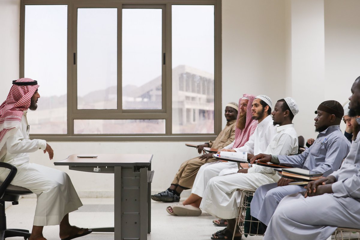 نرحب بطلابنا الأعزاء،، 
نعمل معًا لبناء مستقبل زاهر بالعلم والقيم.

كل التوفيق والنجاح، وإلى أيام مثمرة تملؤها الإنجازات بإذن الله.

#الجامعة_الإسلامية