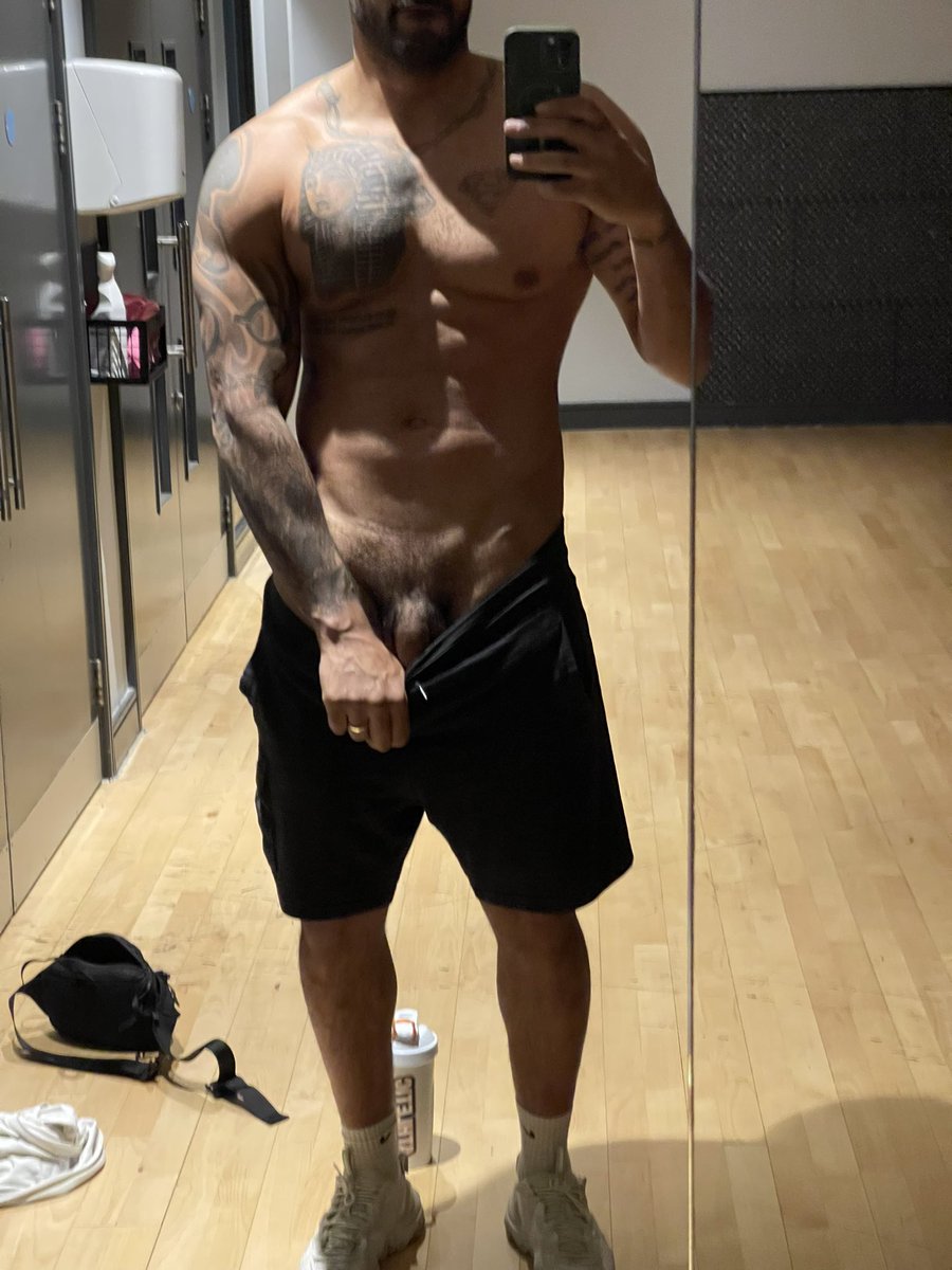 Who says Sundays are for rest? Sundays are for getting sweaty and sexy and then flashing 10% of your massive wood in the gym mirror. Join My OF for the whole pipe!