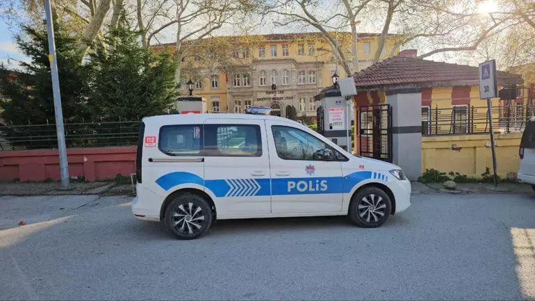 ▪️Konuşmak İstedi, Bıçakladı: 14 Yaşında Bir Cinayet

▪️Edirne’de korkunç olay! 14 yaşındaki Gülden Coni, Edirne Mesleki ve Teknik Anadolu Lisesi’nin bahçesinde bıçaklanmış halde ölü bulundu.

▪️Olay, Çavuşbey Mahallesi’nde bulunan okulun bahçesinde meydana geldi. İddialara göre