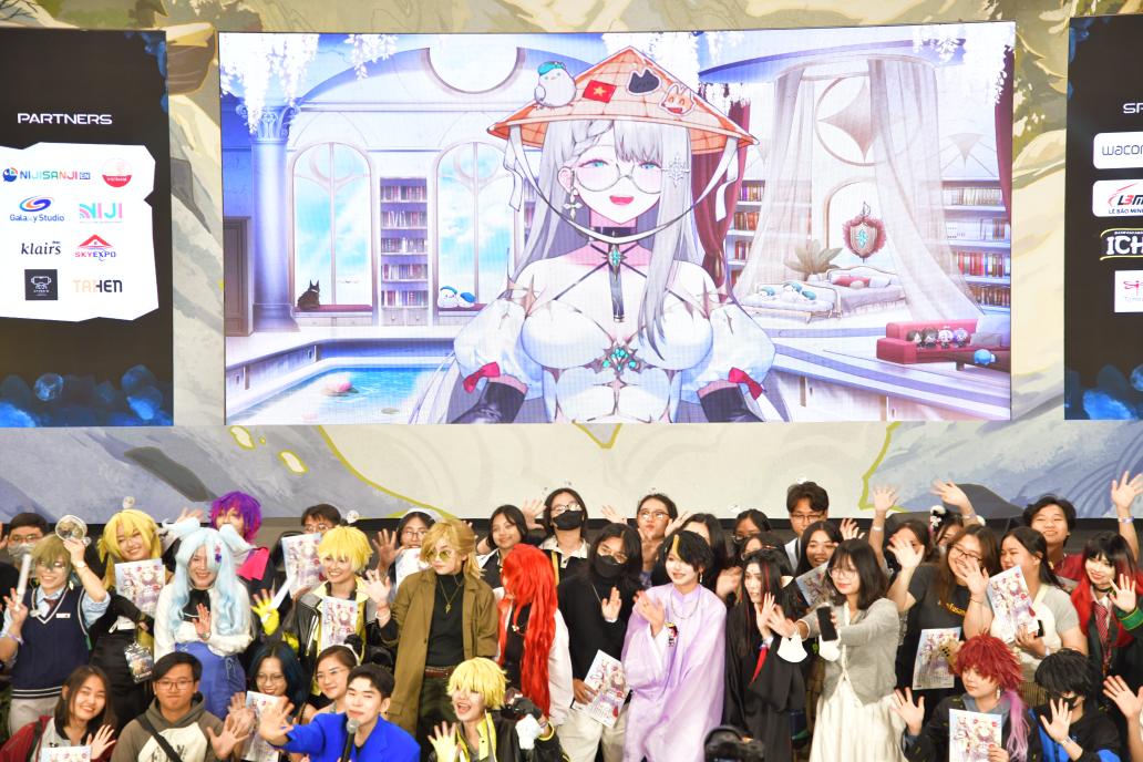 ColorFiestaVN's tweet image. So many cục cưng V-Aiamirers showed up just for @AiaAmare! We hope you had a wonderful time visiting Vietnam. Color Fiesta loves you, Aia 🥰🥰🥰