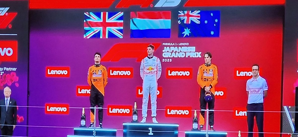EstherHoogvliet's tweet photo. Hele goedemorgen allemaal. Wekker ging vroeg, voor Max. Vanaf de bank onde r mijn dekbedje gekeken. En ja was een mooie overwinning. #maxisthebest https://t.co/3xk76cItjy