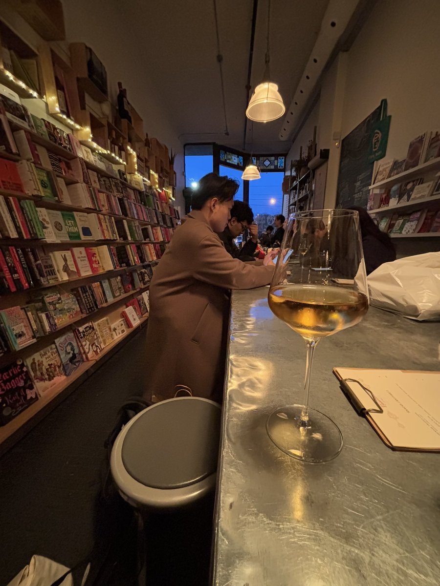 AllisonBTimmins's tweet photo. #FlyingBooks https://t.co/fQYqVTPzFK