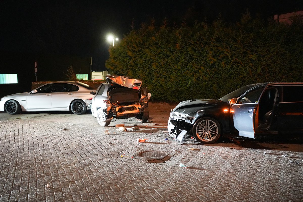 Ravage doordat automobilist geparkeerde auto's ramt