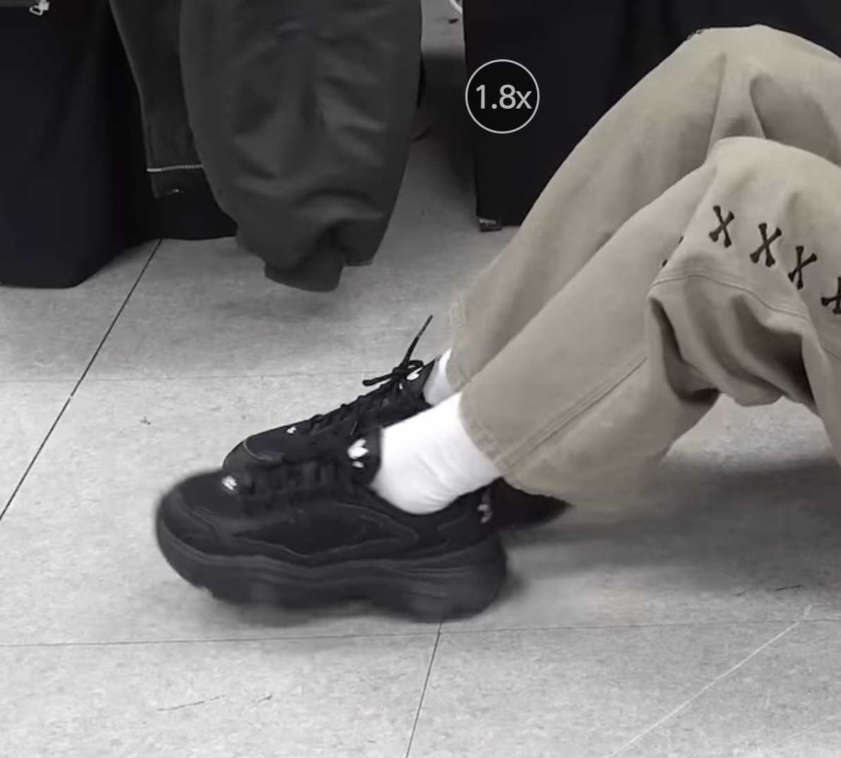 📌(신유) 아디다스 오즈가이아 올블랙
kream.co.kr/products/218041
(크림에서 구매가능)

📖 <42:CLUB> IN SEOUL 비하인드