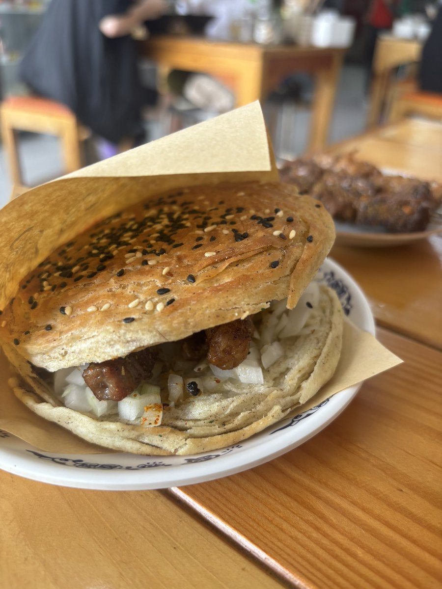osapista's tweet photo. 久々に義肉骨茶行ったけどまた移転してる？？？途方に暮れ羊肉のお店に入ったけどこのラム肉のチャイニーズバーガー本当に美味しかった！コレだけを食べにまた来たいっ‼︎‼︎レオ大瓶100パーツも良心的！ https://t.co/FVFSha7RZz
