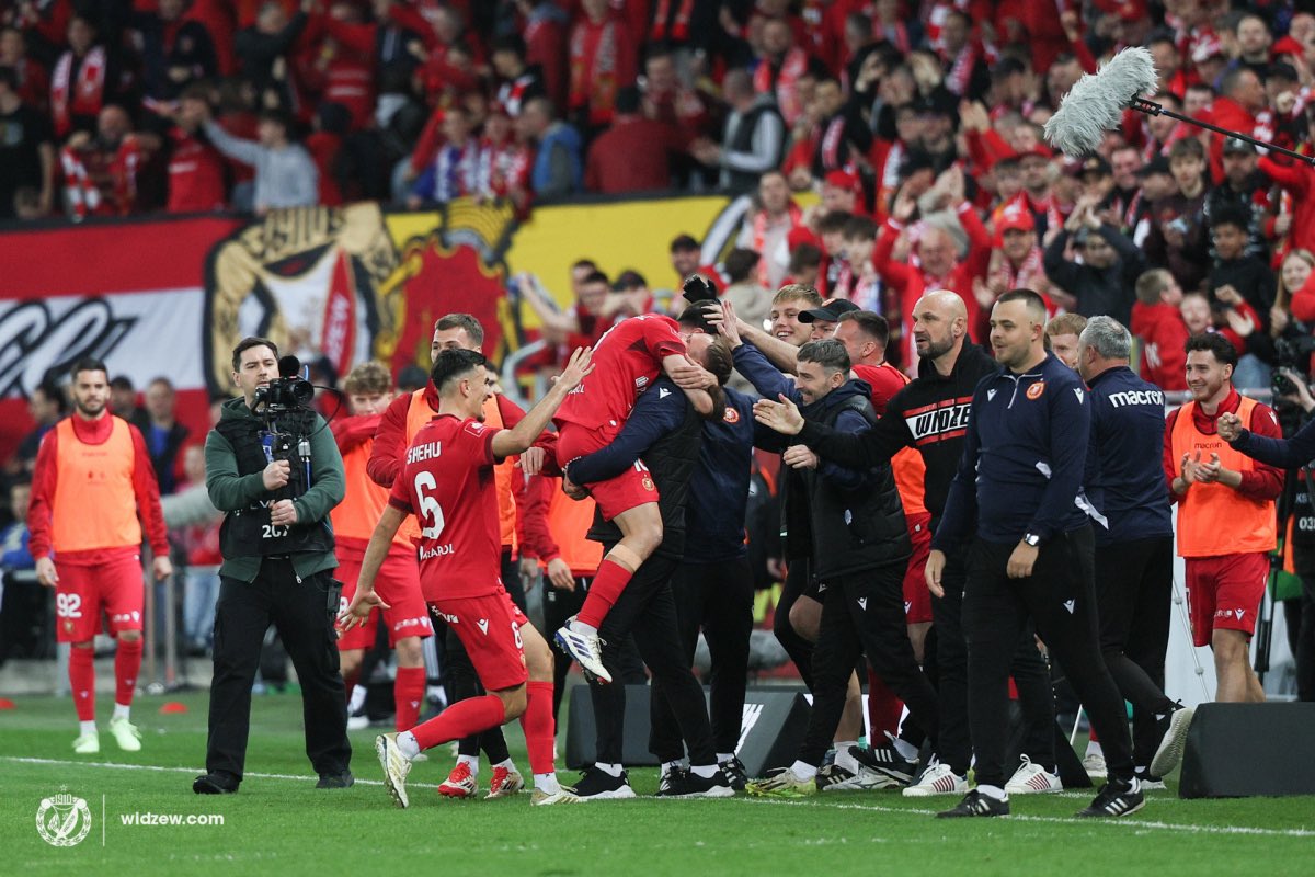 3 z rzędu i zakaz tracenia goli 😛
Top teamwork <a href="/RTS_Widzew_Lodz/">Widzew Łódź</a> 

Tutaj trochę o ostatnim czasie w szerszym kontekście, swoją drogą niesamowite, że z <a href="/jakubklyszejko/">Jakub Kłyszejko</a> poznaliśmy się jeszcze w Zielonej Górze, a teraz możemy rozmawiać o takich historiach. 

sport.tvp.pl/85988412/patry…