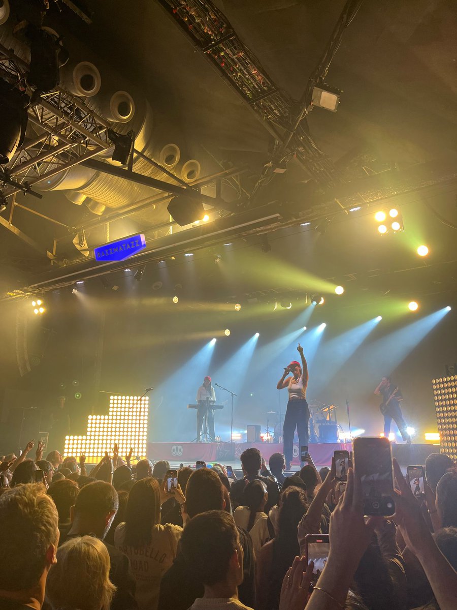 Ahir a Razzmatazz vaig anar a veure a <a href="/marlenaoficial/">MARLENA</a>. Pero al escenari només va sortir l'Ana Legazpi i la Carol