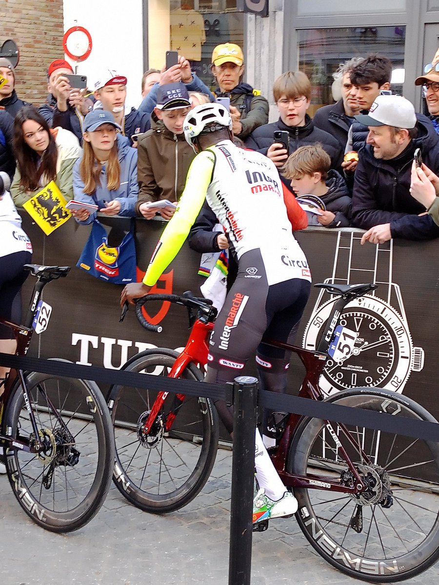 NeilgCormier's tweet image. Ganna was relaxed, Degenkolb  willing to chat, and Biniam popular with the fans. #RondevanVlaanderen #RVV25 #flandersclassics