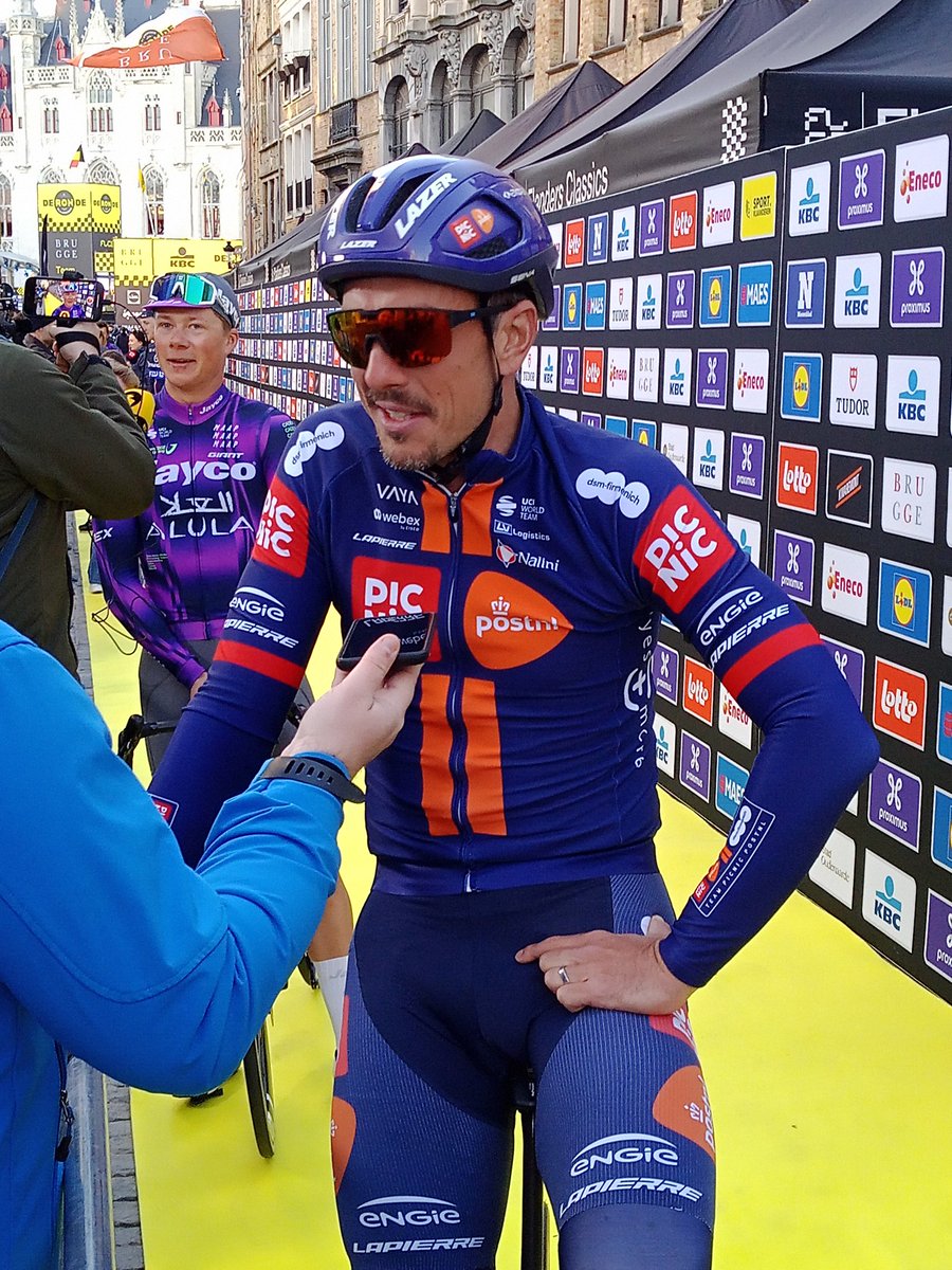 NeilgCormier's tweet image. Ganna was relaxed, Degenkolb  willing to chat, and Biniam popular with the fans. #RondevanVlaanderen #RVV25 #flandersclassics