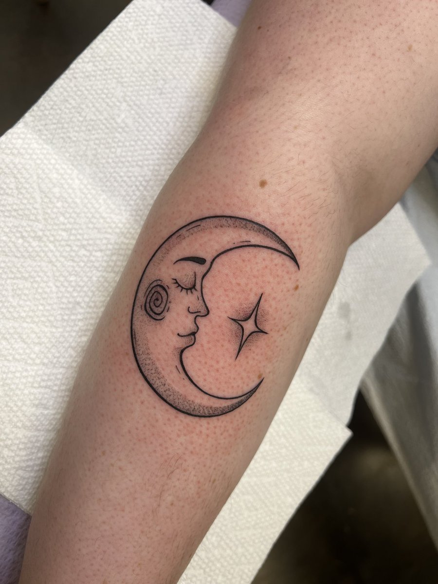 hamanthabb's tweet image. screaming crying throwing up passing out can’t breathe 😭😭😭 got my favorite tattoo so far yesterday