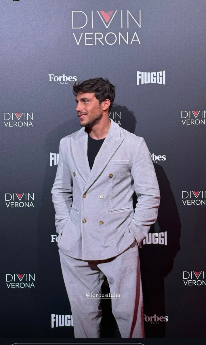 Ciaooo. Chissà se Daniele ci regalerà un post o altri contenuti dell'evento di ieri sera, questo completo super bello e a lui stanno bene tutti i colori #ddm