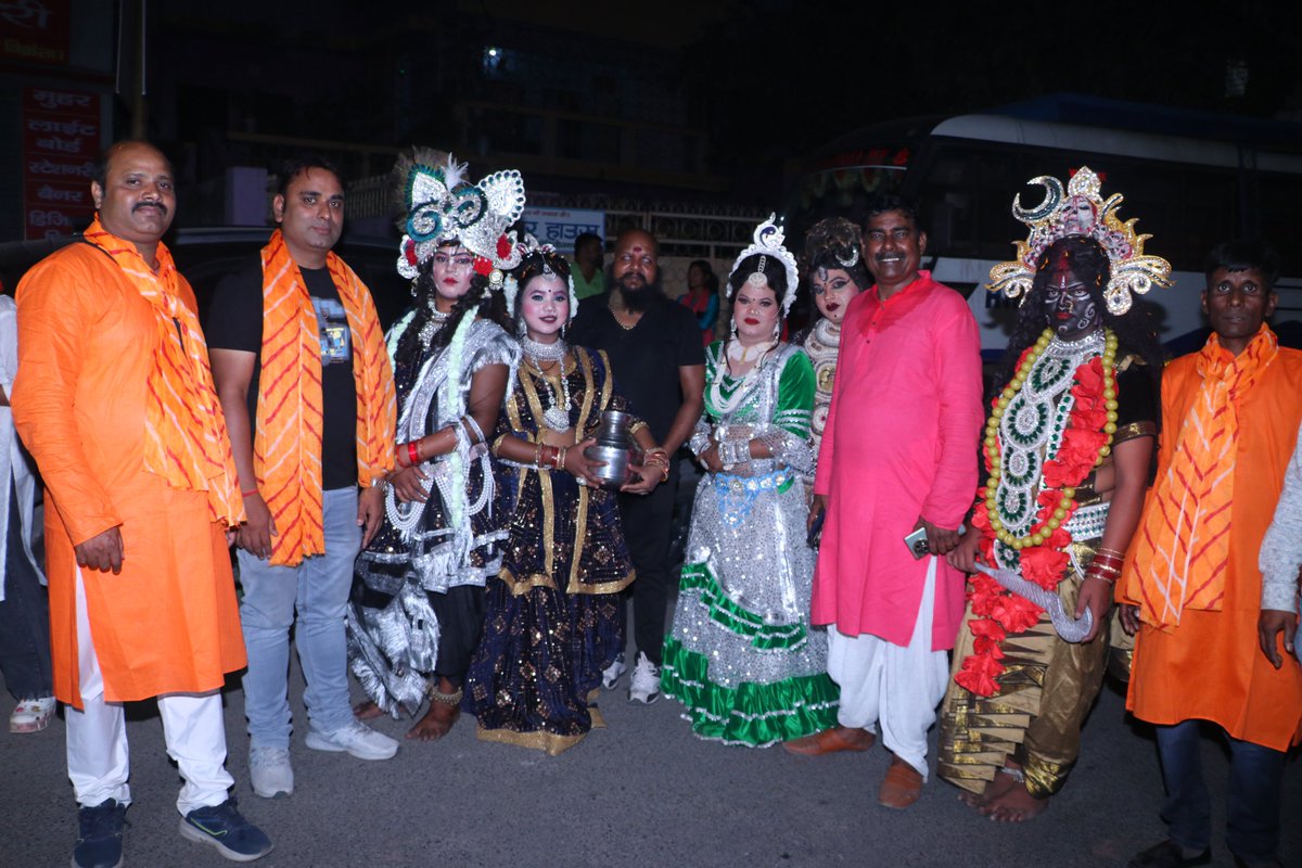 सनातन धर्म की सैकड़ो महिलाएं तलवार लेकर सड़क पर उतरी ,जय श्री राम के नारों से गूंजा शहर