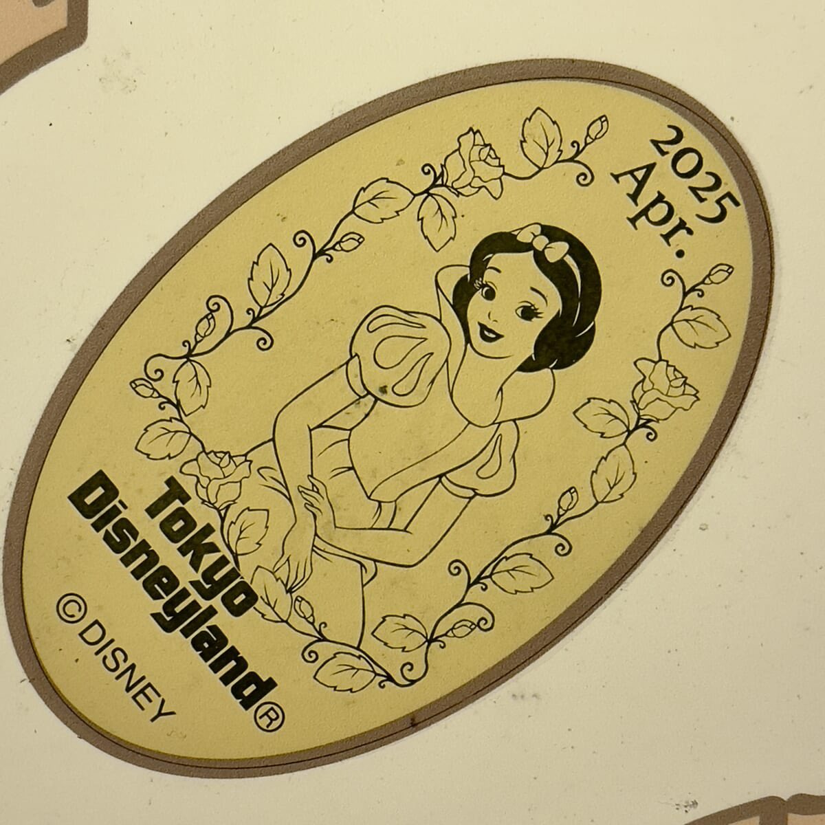 東京ディズニーランド &シー 4月のマンスリースーベニアメダル販売中