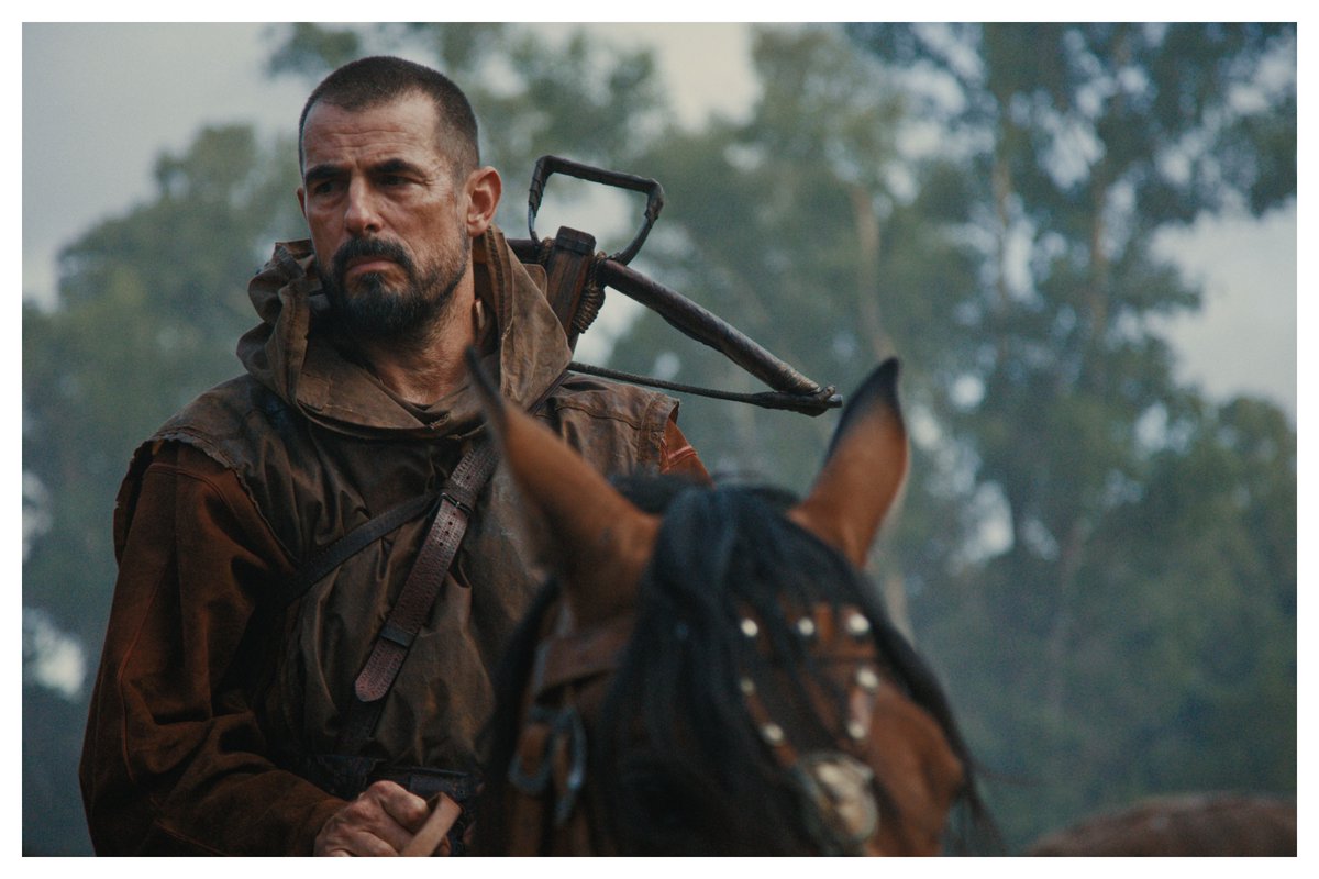 perezreverte's tweet image. Ayer vi "William Tell": mujeres guerreras con faldas que desmontan a jinetes armados a caballo, un malo al que al final le perdonan la vida porque matar queda feo, el hijo con la manzana en la cabeza es árabe...... Sólo faltó que el rey fuera negro para tener la película ideal.
