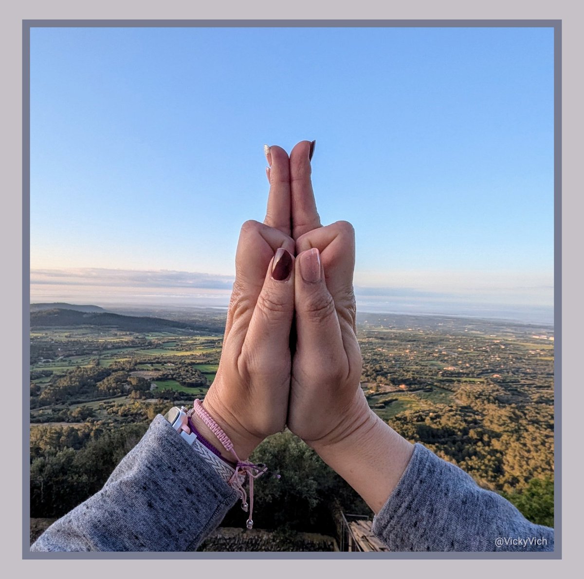 VickyVich's tweet image. 🧘🏽♀️☀️ Bon dia.
:
#Mudra #PoderInterior #Amanecer #Meditación #BlueSky