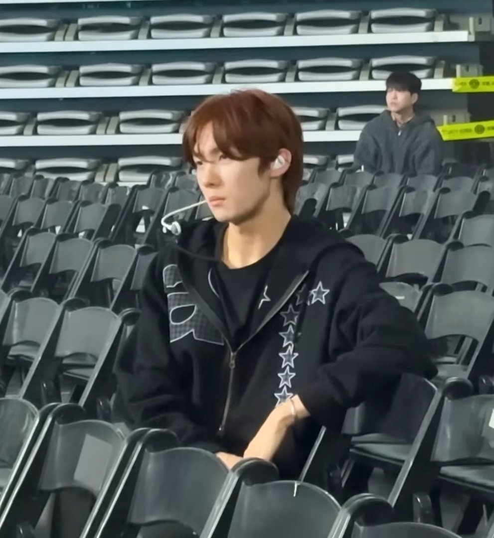 📌(영재) 더콜디스트모먼트 
TCM at hooded zip-up (black)
musinsa.onelink.me/PvkC/ge7tqyj3
(무신사에서 구매가능)

📖 <42:CLUB> IN SEOUL' 비하인드