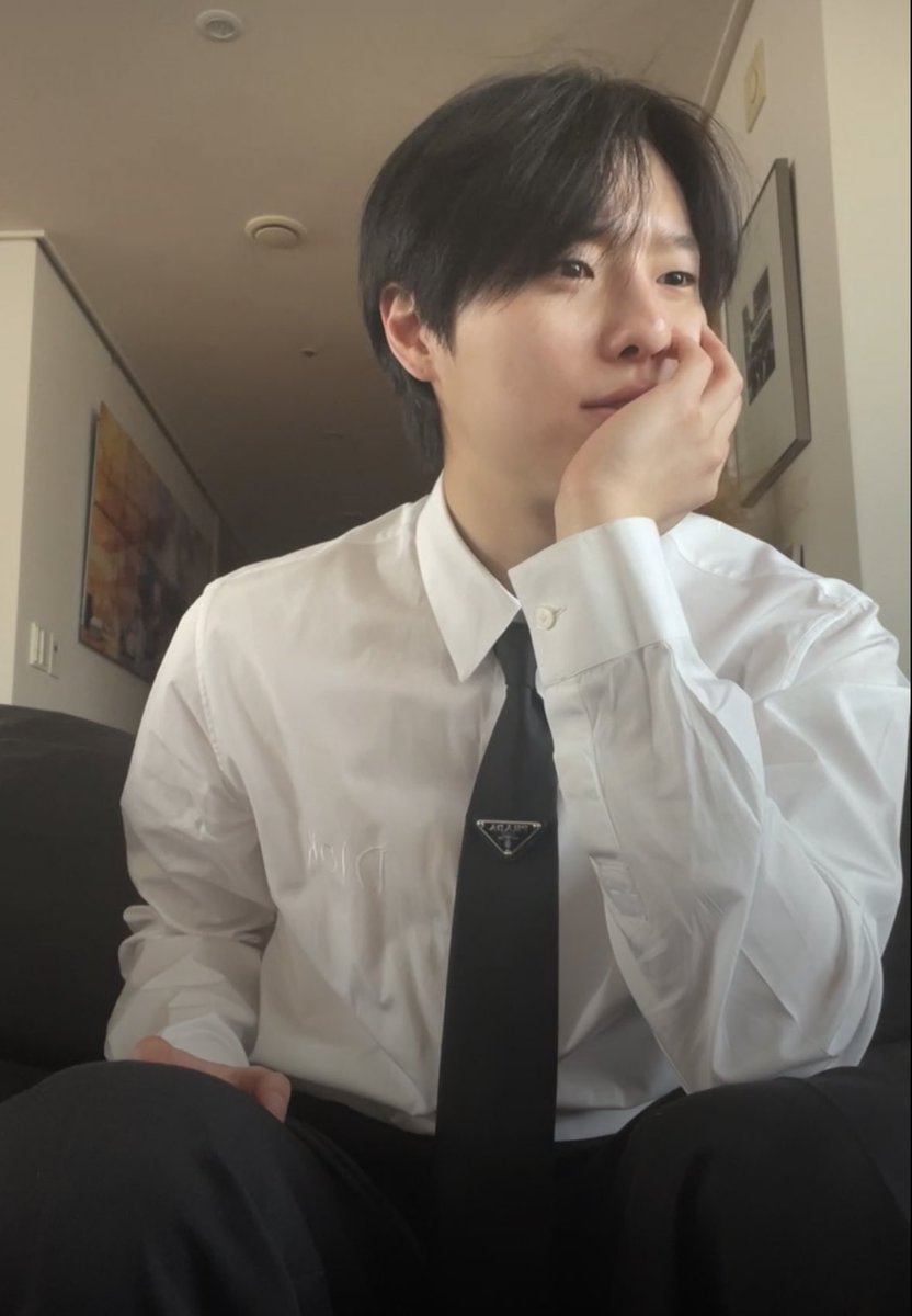 heechicho's tweet photo. 하객룩 완전 이뽀니섹시킹이라 뽀뽀마려워ㅋㅋ https://t.co/Wk1rjdCH9I