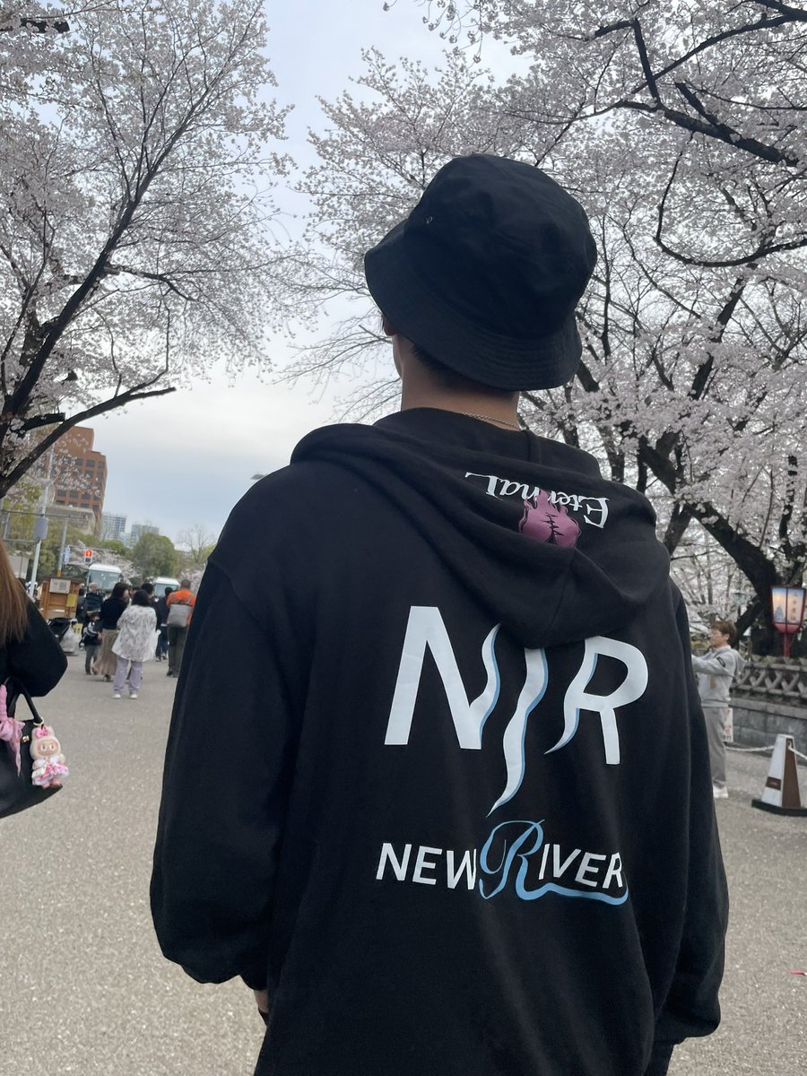 NR_NEWRIVER's tweet image. N/R in 名古屋城🏯

爽やかな色合いのパーカーが桜との相性抜群！

絶賛好評発売中！！

▼Shop
newriver.booth.pm

 #NEWRIVER
 #パーカー
 #ブランド
 #ファッション
 #アパレル
 #ootd