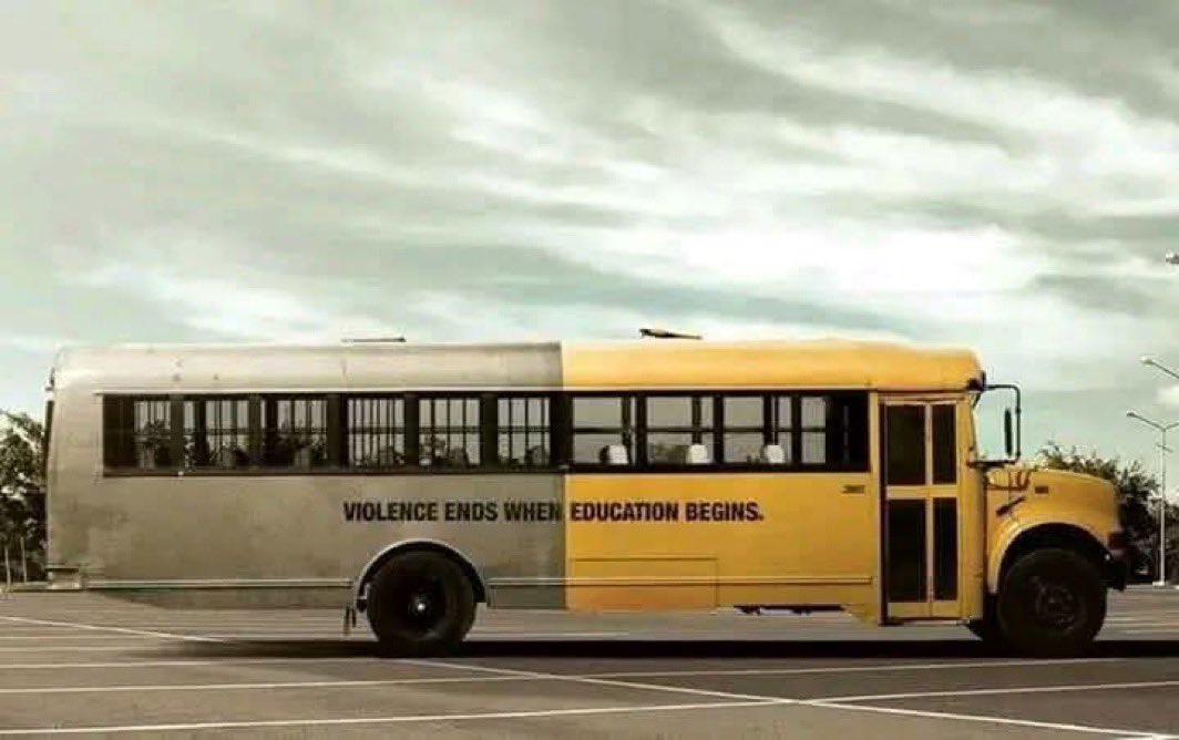 هذا الباص في المكسيك.. نصفه على شكل حافلة مدرسة، ونصفه الآخر على شكل حافلة سجون.
مكتوب عليه عبارة عظيمة صالحة لكل زمان ومكان :

       "ينتهي العنف حين يبدأ التّعليم ."
#عمان_خط_أحمر 
#غزة_تحت_القصف 
#البليهي 
#انور_الحبسي 
#الأهلي_الاتحاد