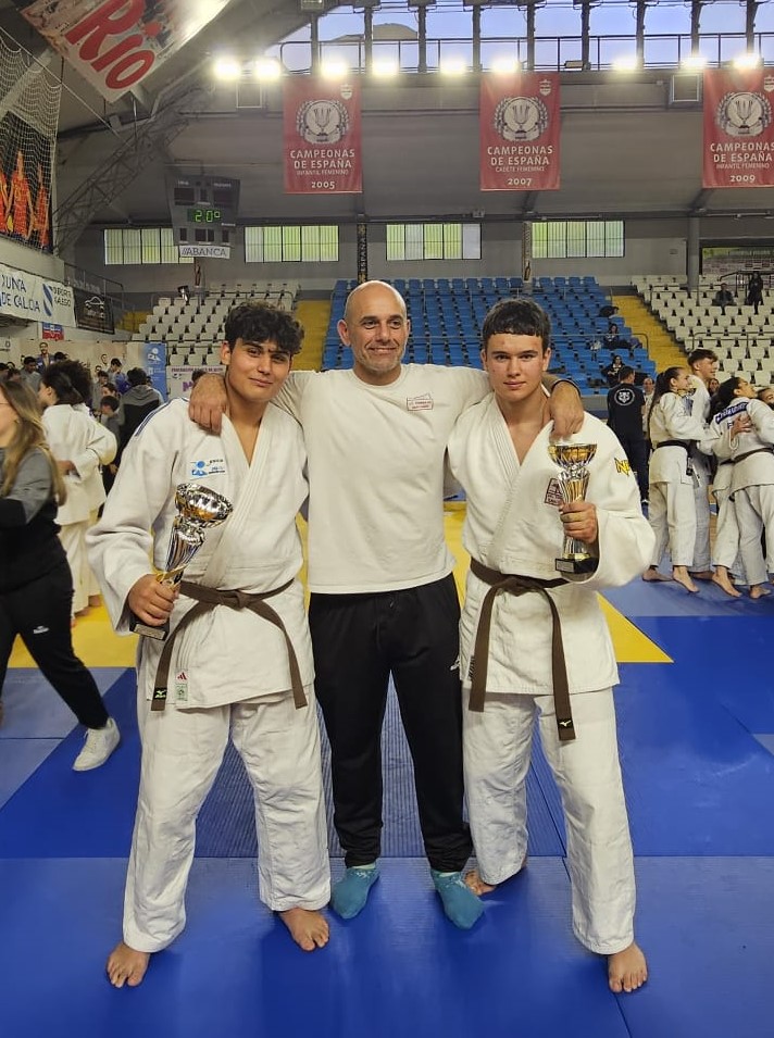 🏆Campionato Galicia s15 e s18, Lugo:

🥇Mateo Bello +90kg s18
🥈Hugo Viqueira -90kg s18
7º Liam Otero -42kg s15
Participaron Gabi Landín -50kg s18 e David Pérez -90kg s18. A todos eles 👏👏🦾🦾