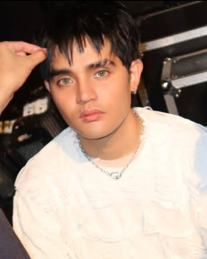 Sandali ha... Wait...para lang...
Ano kasi...ah...eh... Alam ko Marami pang maglalabasan na retrato...
Pero, parang di ko na  kinakaya...taympers...pero hijo de puttanesca, napaka guapo mo Pablo!  Acute. Severe. Infectious.
Nakakasira Ng Immunity.

Double dose Ng Amlodipine