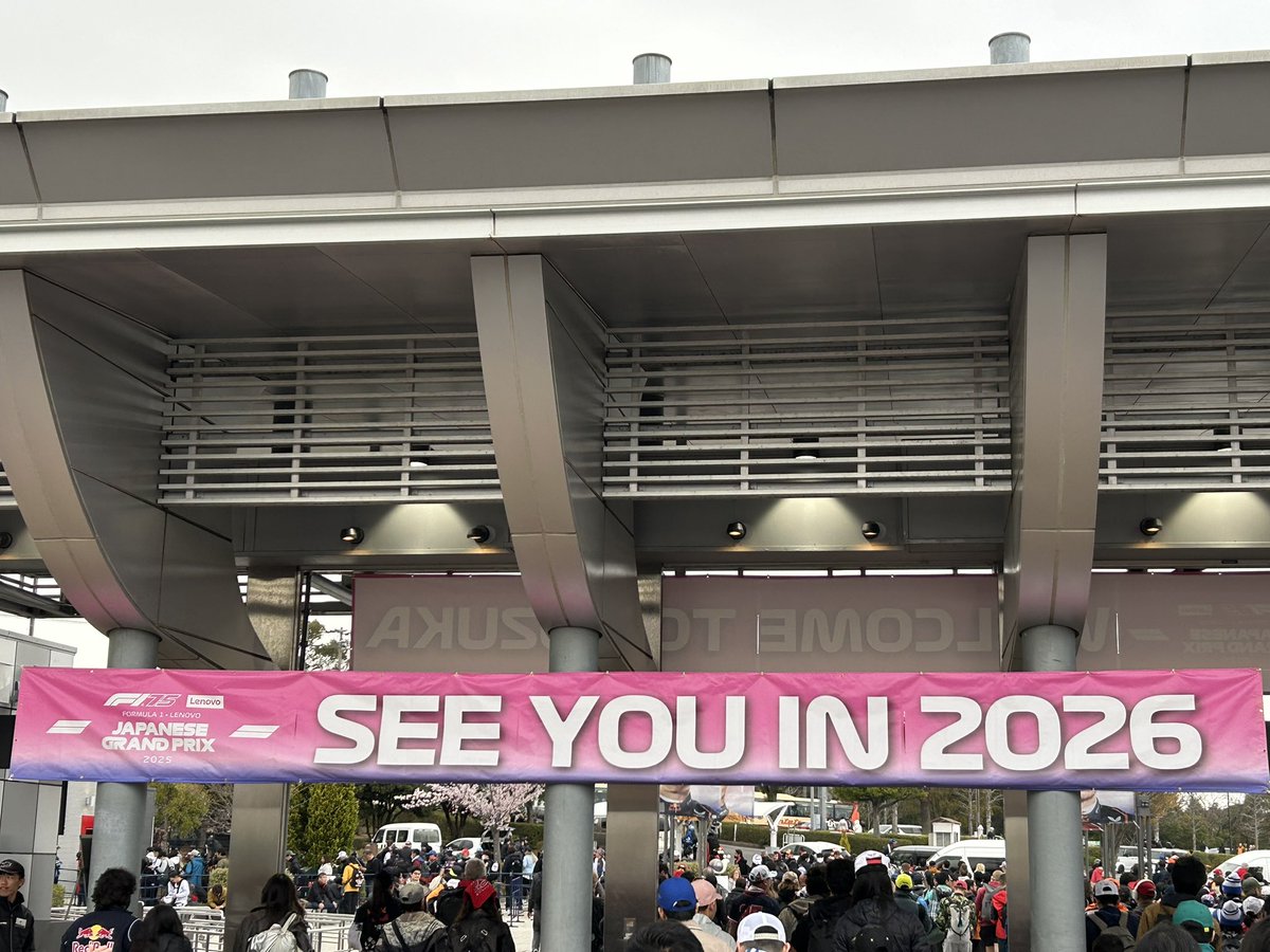 naruhisahonda's tweet image. 逆バンクゲートから退散しメインゲートより再入場し最後に恒例のこのフレーズを納めたので今からベルシティまで歩いて移動。　また、来年‼️（F 1は）

#f1japanesegp 
#seeyouin2026