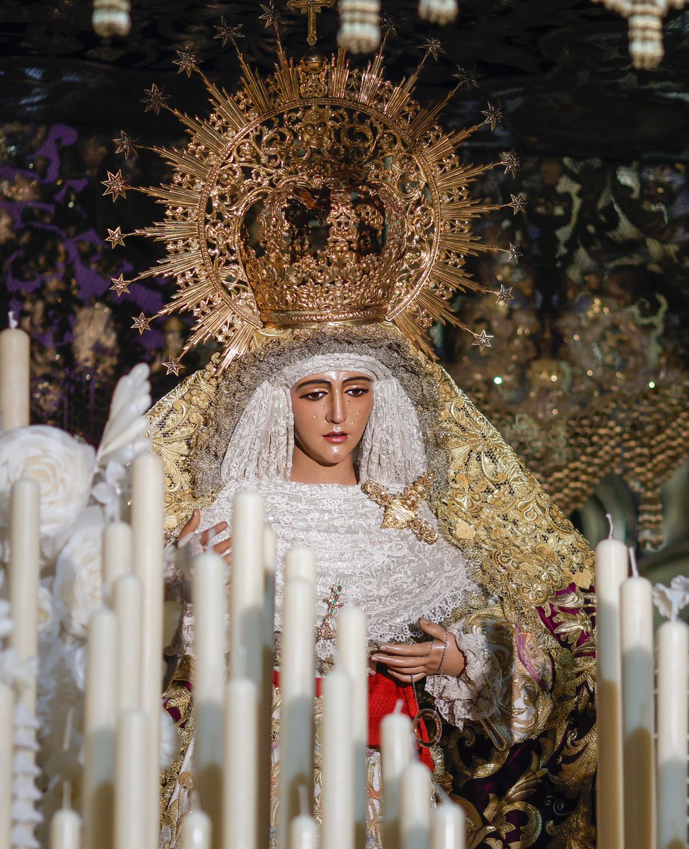#ACTUALIDAD | El paso de palio de Nuestra Señora de la Esperanza luce ya con toda la candelería fundida y dispuesta para una nueva Madrugada del Viernes Santo 

#EsperanzaDeTriana
#LaMisiónDeLaEsperanza