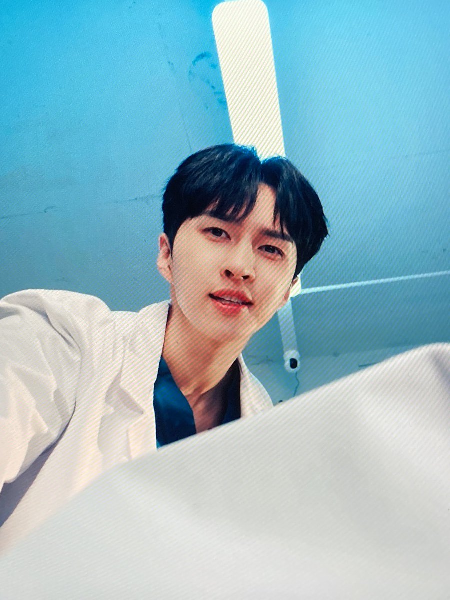 눈뜨자 마자 이런 사람 있으면
죽어서 천국온줄 알 듯
이재환 덮머 너무 사랑해…..