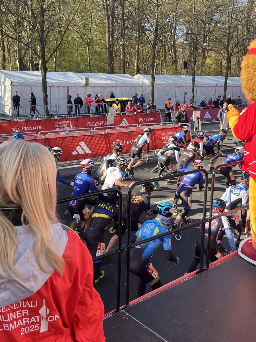 [1/2] Spannung, Emotionen und unvergessliche Momente: Der 44. Berliner #Halbmarathon startet! Mehr als 42.000 Teilnehmende aus 135 Nationen machen sich bereit, die 21 Kilometer lange Strecke durch die pulsierende #Hauptstadt zu bewältigen. 🌍⬇️
