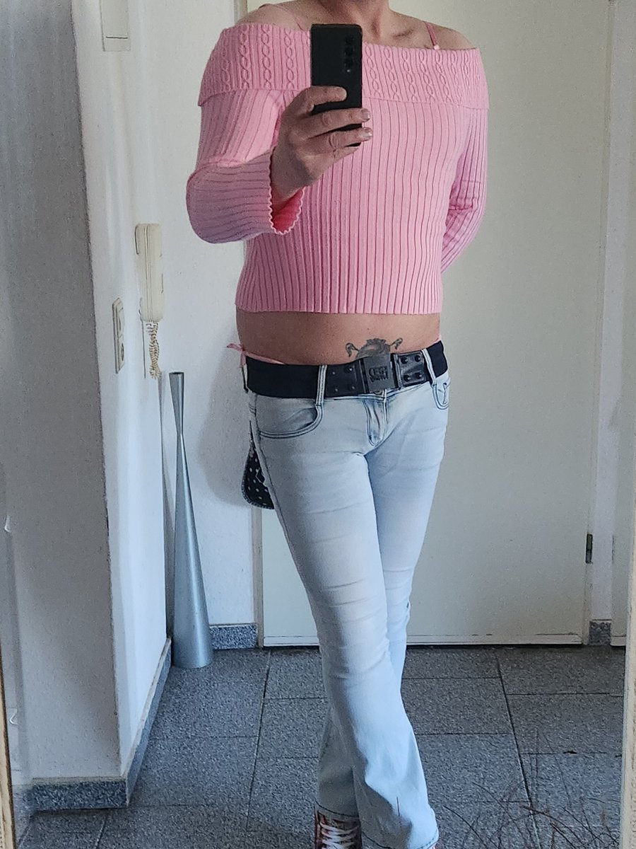 Heute mal züchtig. Ich habe ein neues Oberteil und BH und String bekommen.  🥰 #sissy #chastity #sissy4life #highheeledshoes