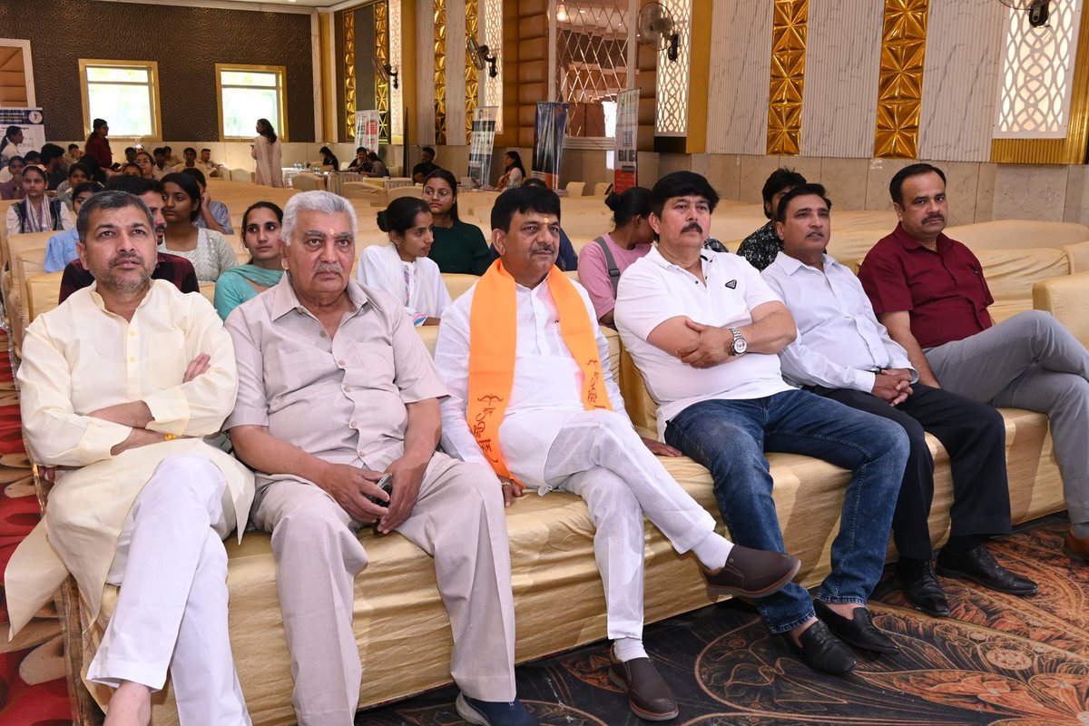 आज अपनी विधानसभा मुज़फ़्फरनगर (सदर) के जानसठ रोड स्थित आशीर्वाद बैंक्वेट हॉल में संस्कार एजुकेशन फाउंडेशन द्वारा आयोजित “Biggest Education Fair &amp; Facilitation Ceremony” में मुख्य अतिथि के रूप में रहकर छात्रों-छात्राओं से संवाद किया।

#EducationFirst #मुज़फ़्फरनगर #संस्कारएजुकेशन