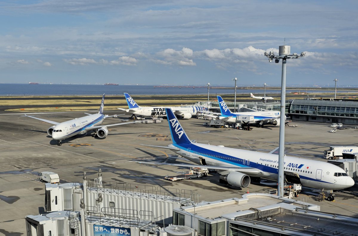 hanging out in my own personal heaven - the Haneda Airport observation decks