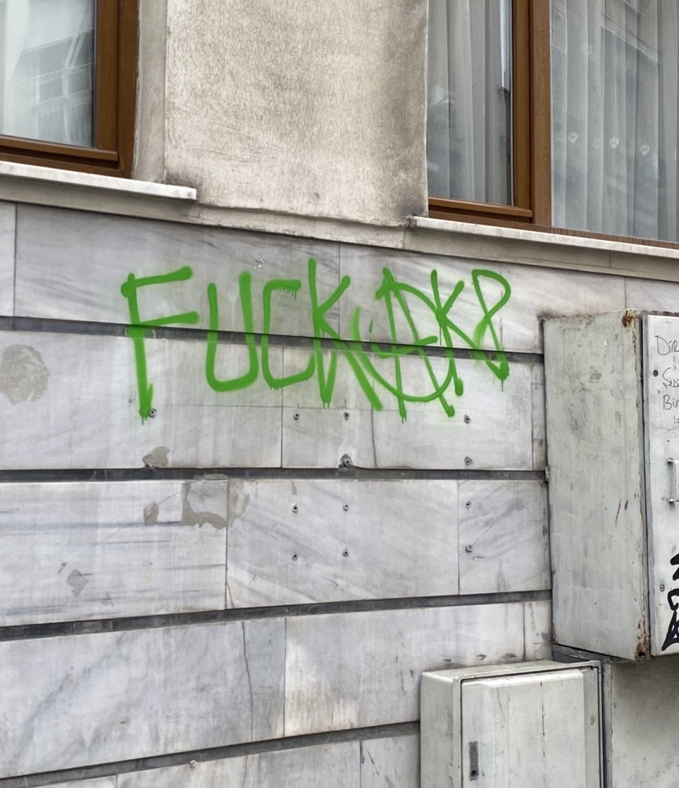 GraffitiRadical's tweet photo. "Fuck AKP (the ruling party of Turkey)"
“Police, Sell bagels and live with dignity.”
It is a saying between Turkish protesters which means that it's better to be a poor bagel seller than a dirty police officer. https://t.co/jhpfbw9aEL