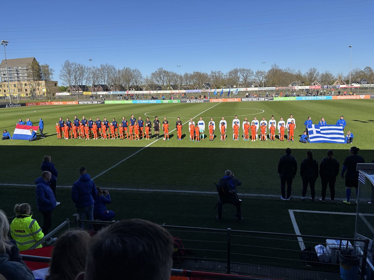 #Assen dames voetbal. #Nederlands team onder de 19 wint met 5-0 van #Griekenland. #KNVB geeft complimenten over de accommodatie van #Achilles.