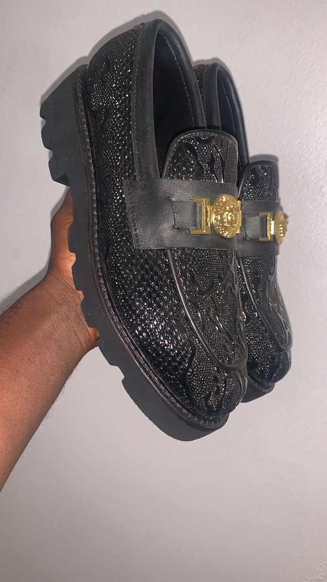 adifosteps2020's tweet photo. @BashirAhmaad Handcrafted shoes at affordable prices 😍 https://t.co/YpDZSaZroV